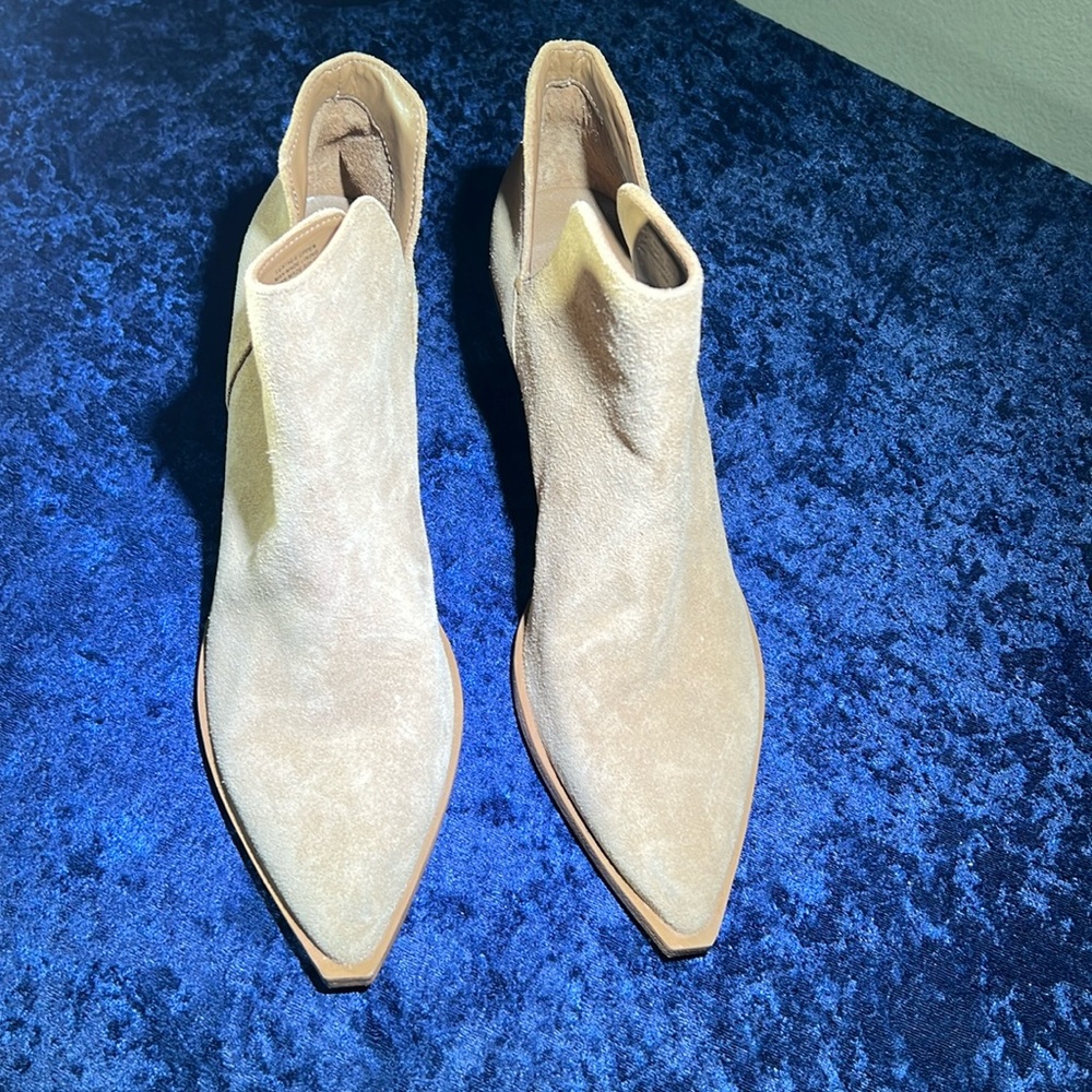 Women’s Gianni Bini Suede Boots

New, Never worn!